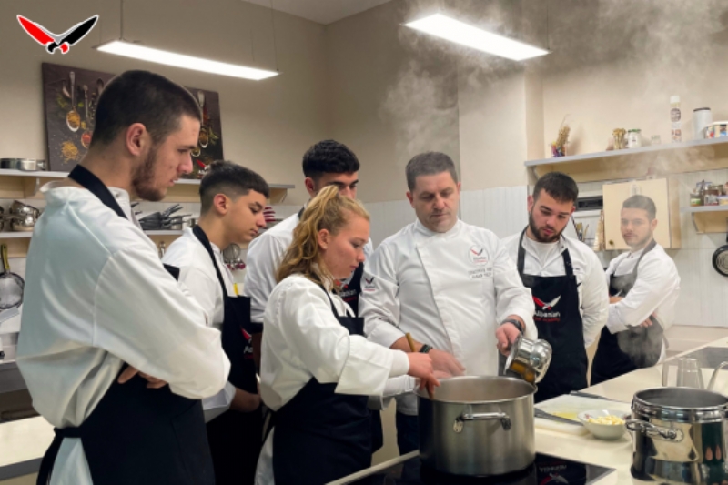 Ngjit shkallet e hierarkise ne kuzhine. Kurs per drejtimin e Kuzhines nga Qendra e Kurseve Albanian Chef Academy